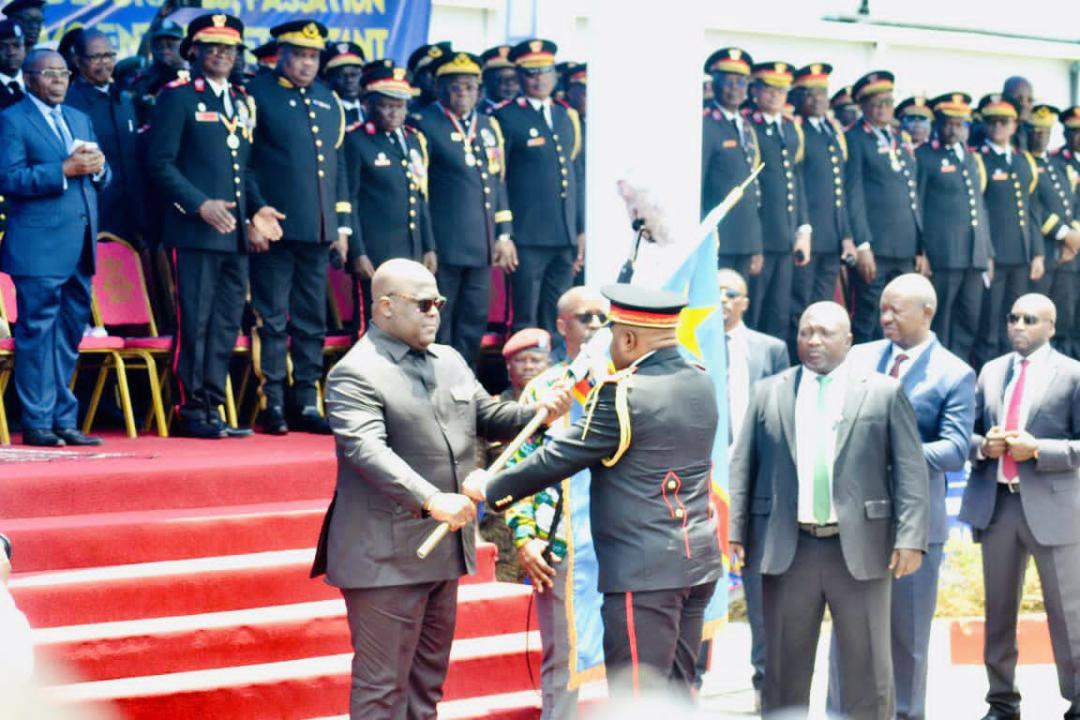 Le chef de l'État remettant les insignes de la défense au nouveau Chef d'État Major des FARDC, le Général Christian Tshiwewe