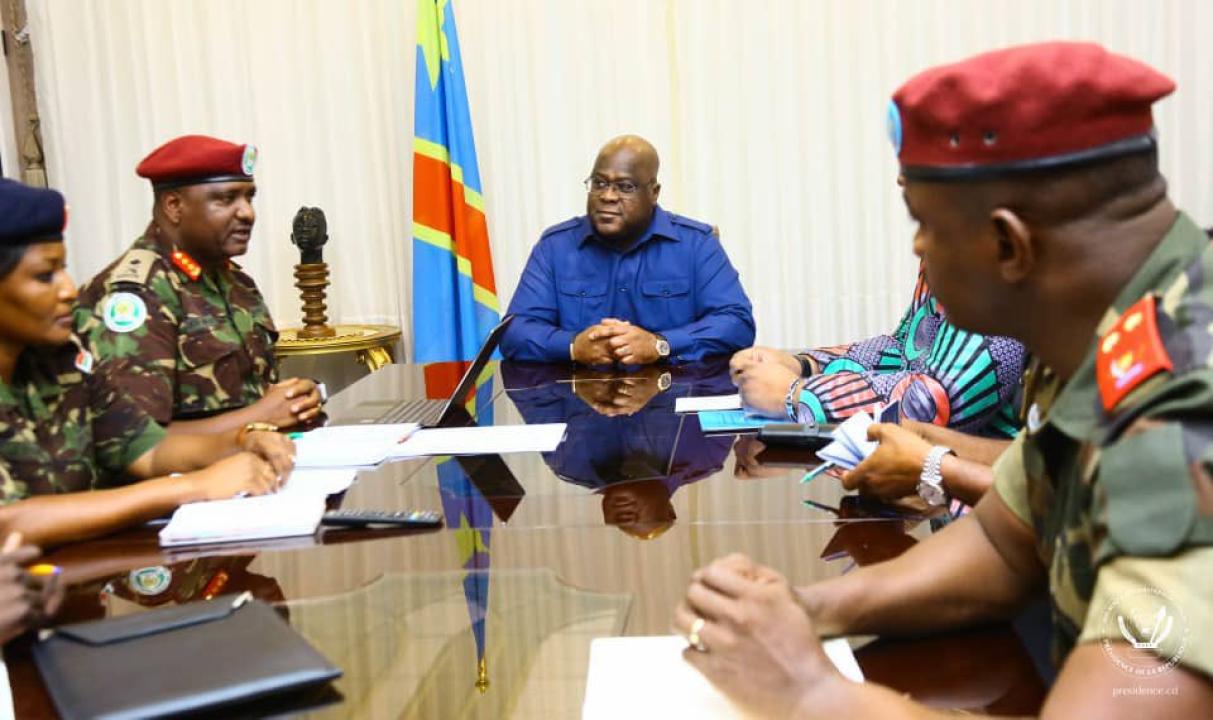 Le commandant de la force régionale , le général Jeff Nyagah à droite du président Félix Tshisekedi