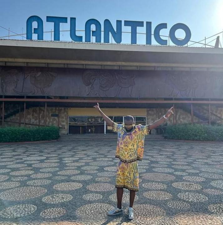 L'artiste musicien, Fabregas devant le ciné atlantico de Luanda. [Photo d'illustration]