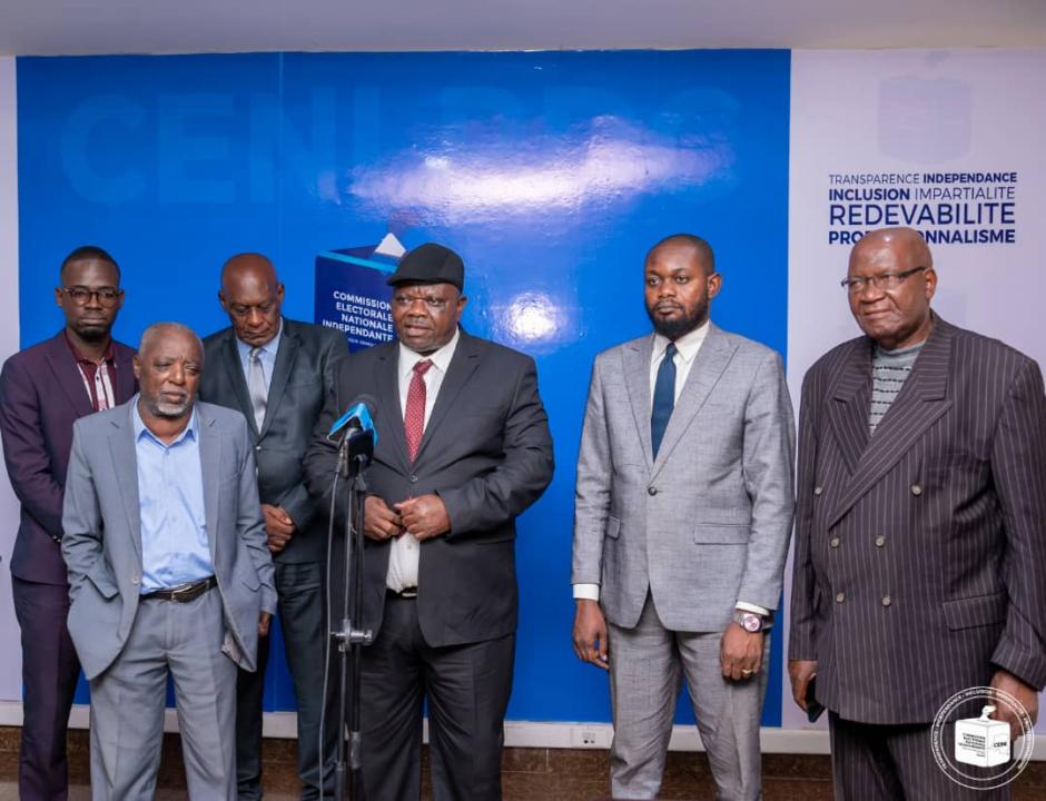 Lisanga Bonganga accompagné des membres de son parti après la rencontre avec le bureau de la CENI, lundi 02 janvier 2022