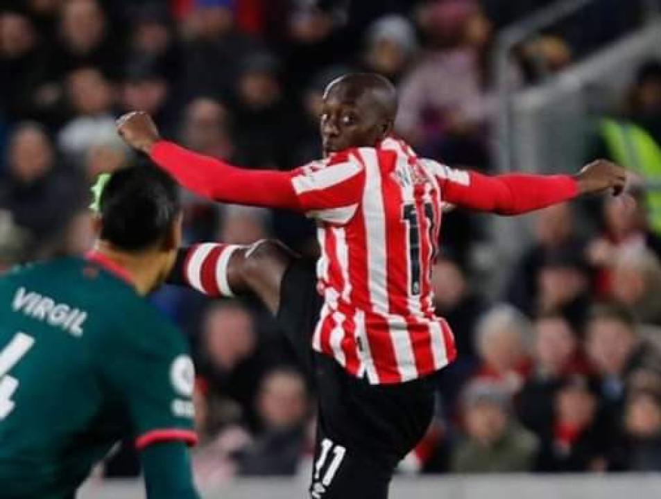 Yoane Wissa face au défenseur de Liverpool, Virgil.
