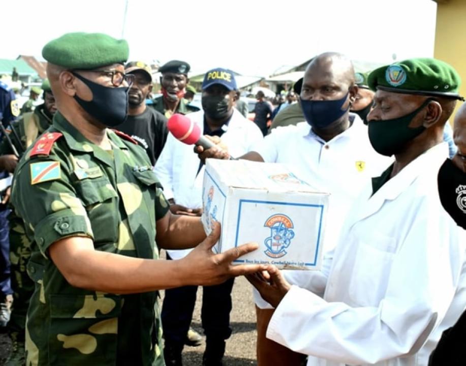 Le gouverneur militaire du Nord-Kivu offrant des vivres aux blessés de guerre du camp katindo en ville de Goma [ photo d'illustration]