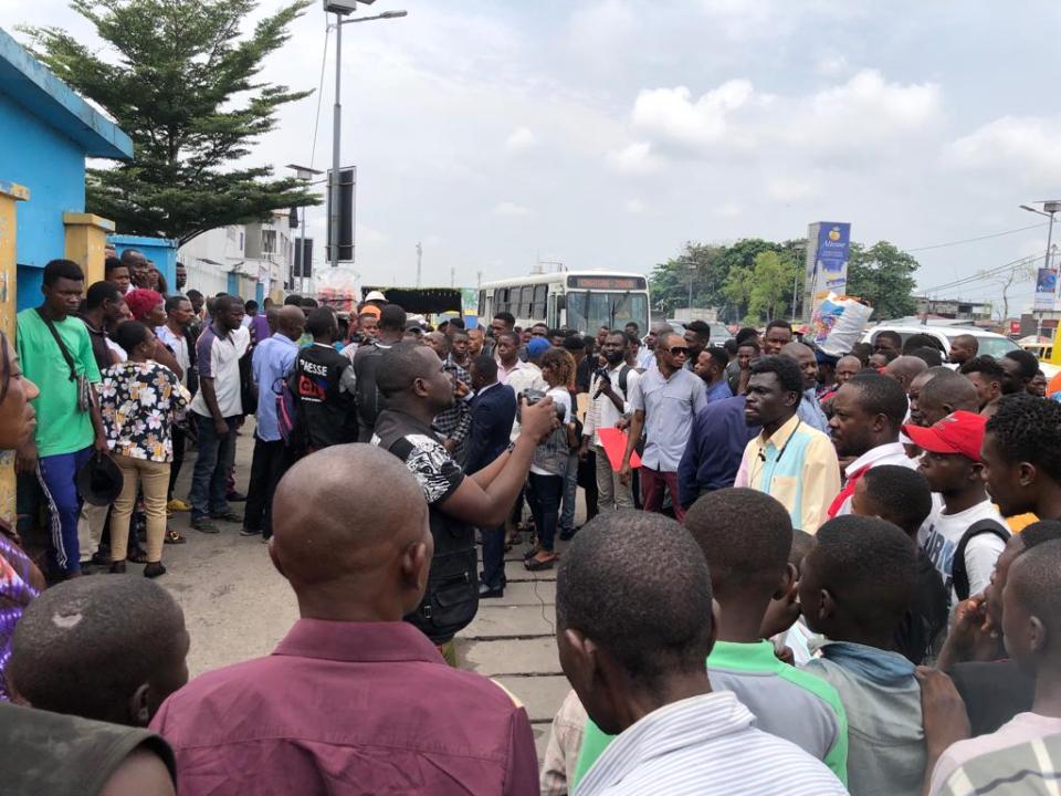 Des jeunes manifestants siégeant la maison Communale de Kimbasenke pour exiger la notification d'une des leurs nommée bourgmestre à la de cette Entité par l'ordonnance du chef de l'État Félix Antoine Tshisekedi