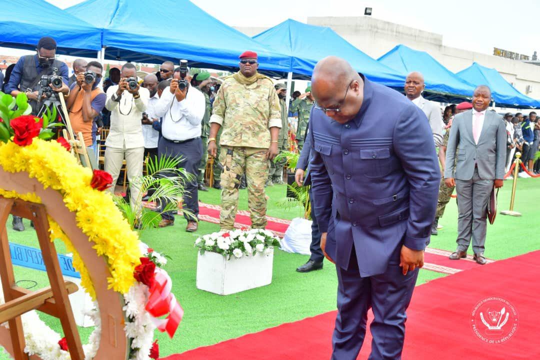Le président Félix Tshisekedi s'inclinant devant la dépouille du caporal Albert Kunyuku à Kinshasa
