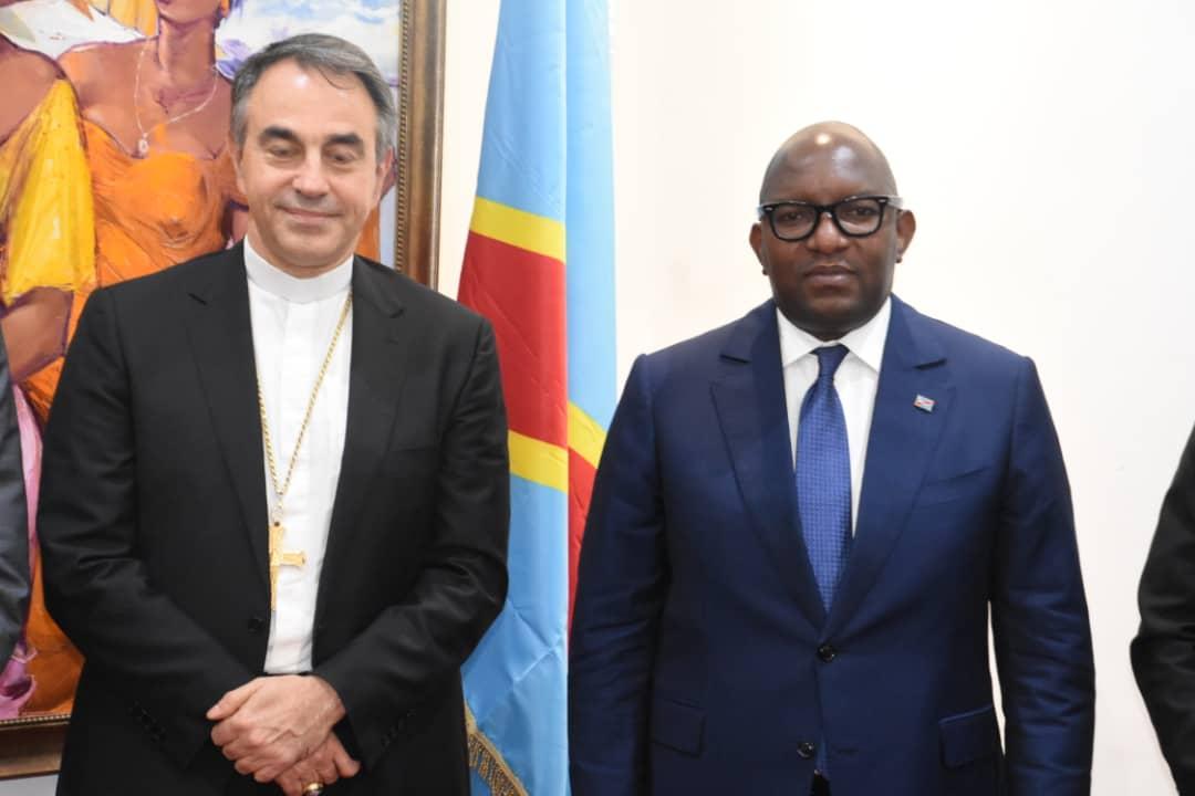 Le Premier Ministre Jean Michel Sama Lukonde Kyenge pose avec le Noce apostolique, Mgr Ettore Balestrero après leurs échanges à la Primature