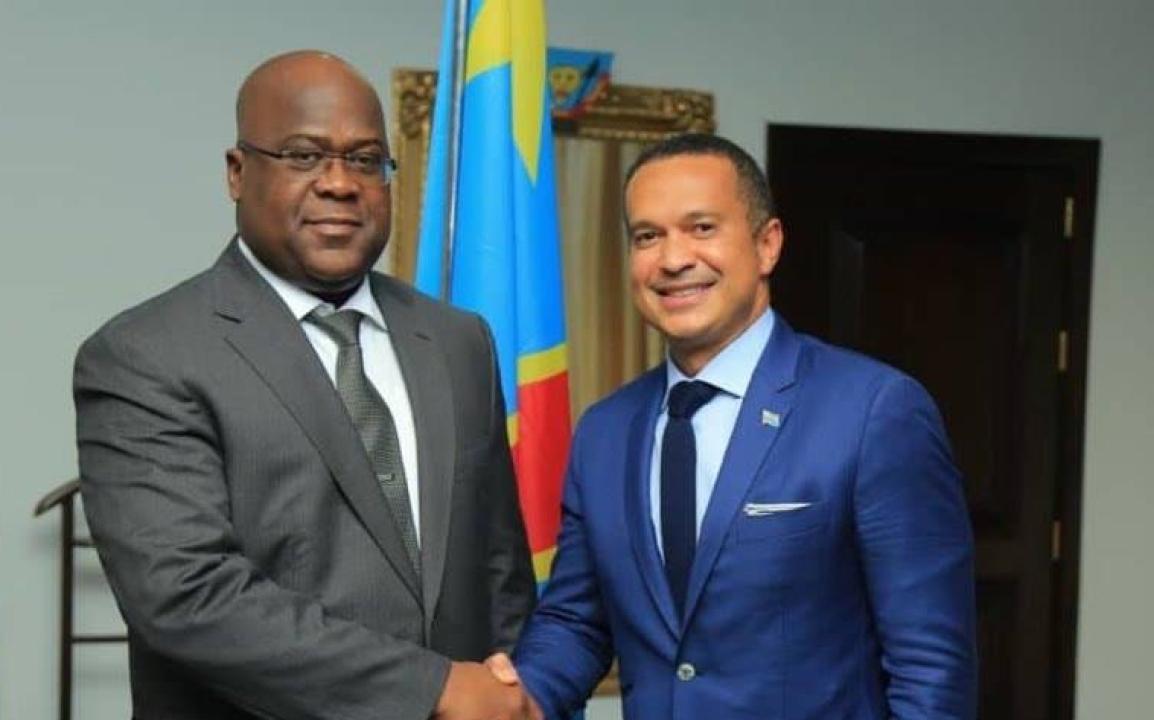 (De gauche à droite) Le chef de l'État et son ambassadeur itinérant, Luc-Gérard Nyafe