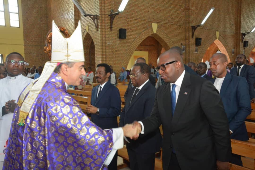 Le Nonce apostolique, Mgr Ettore Belestrero saluant le Premier ministre Sama Lukonde, ce samedi 07 janvier, en la cathédrale Notre-Dame du Congo