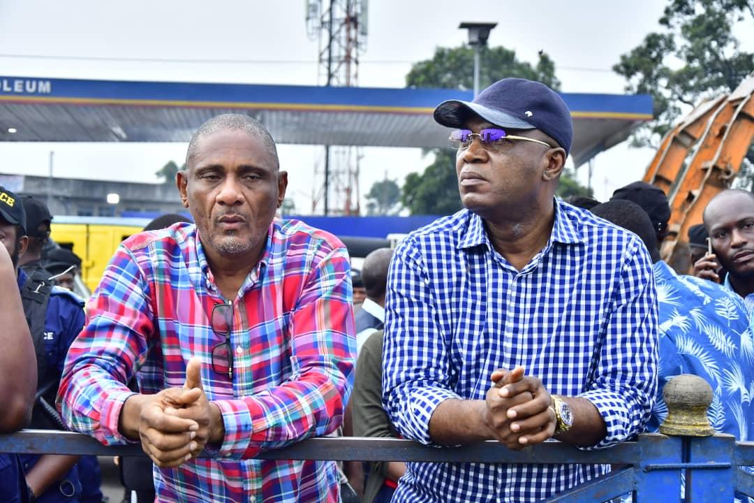 Le gouverneur de la ville de Kinshasa Gentiny Ngobila et vice gouverneur Gérard Mulumba supervisant l'opération coup de ponig