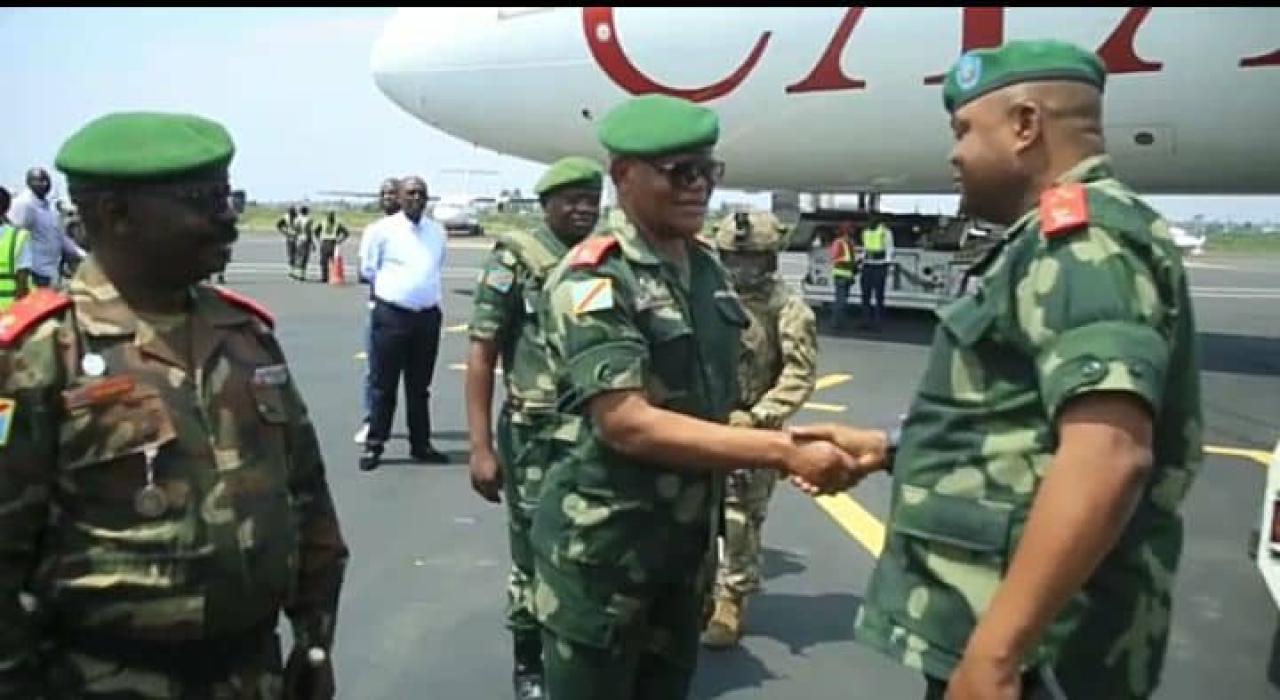 Le chef d'état major général des FARDC Christian Chiwewe reçu par le gouverneur du Nord-Kivu à l'aéroport international de Goma