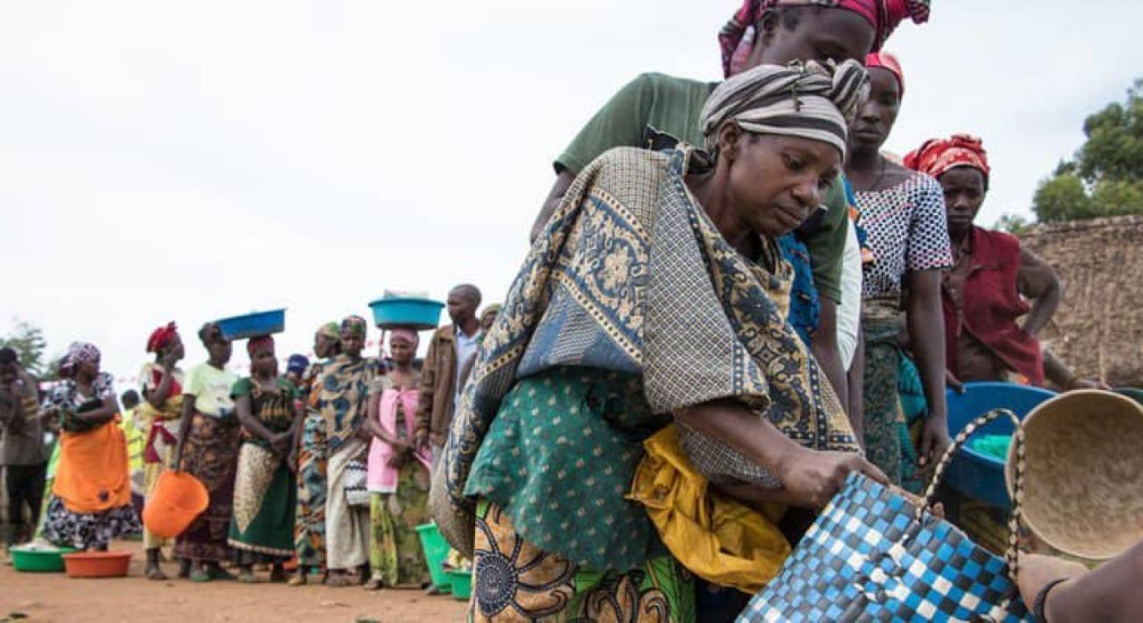 Des femmes congolaises se rassemblent à un point de distribution alimentaire au Nord-Kivu, dans l'est de la RDC [Photo d'illustration]