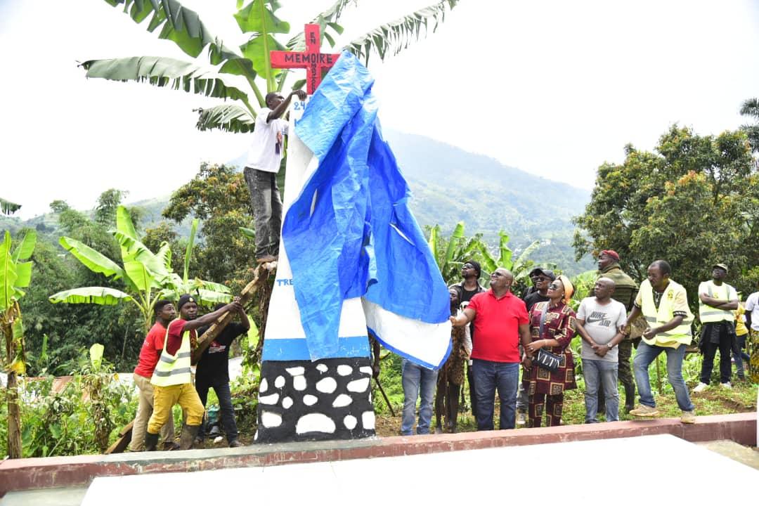 Dévoilement du monument construit en mémoire des victimes de massacre de la localité de Kasika par le ministre d'État Aimé Boji Sangara