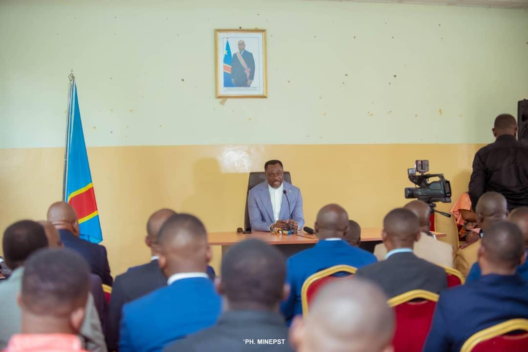 Le ministre de l'EPST Tony Mwaba échange avec les gestionnaires des écoles conventionnées et d'autres responsables de son secteur dont les coordinateurs nationaux