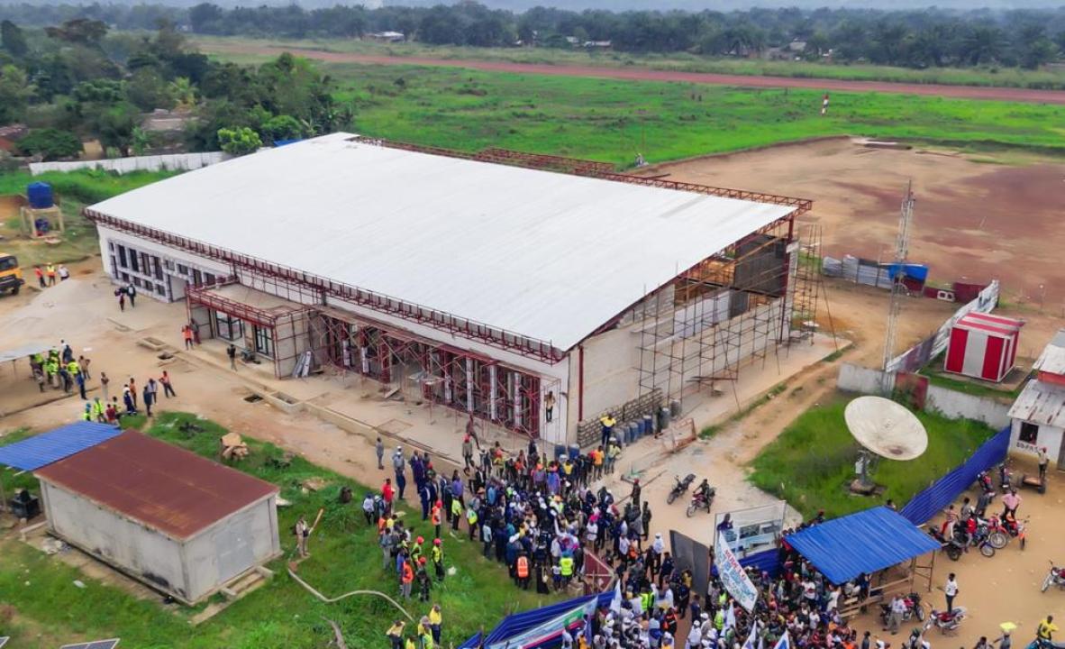 La nouvelle aérogare de Boende en pleine construction