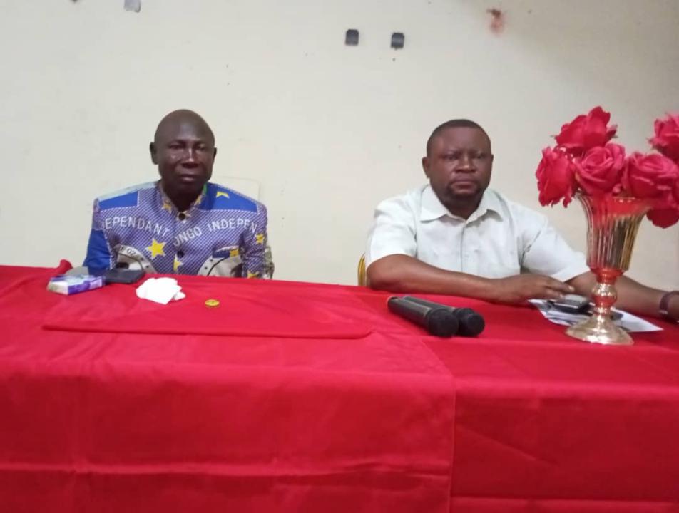 Le commissaire provincial de la PNC Kasaï et le Président de l'UNPC Kasaï pendant la cérémonie d'échange des vœux entre les éléments de la Police et la corporation journalistique