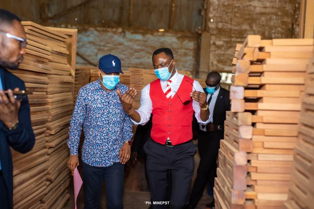 Le ministre Tony Mwaba en visite dans un des ateliers de fabrication de 60.000 bancs.