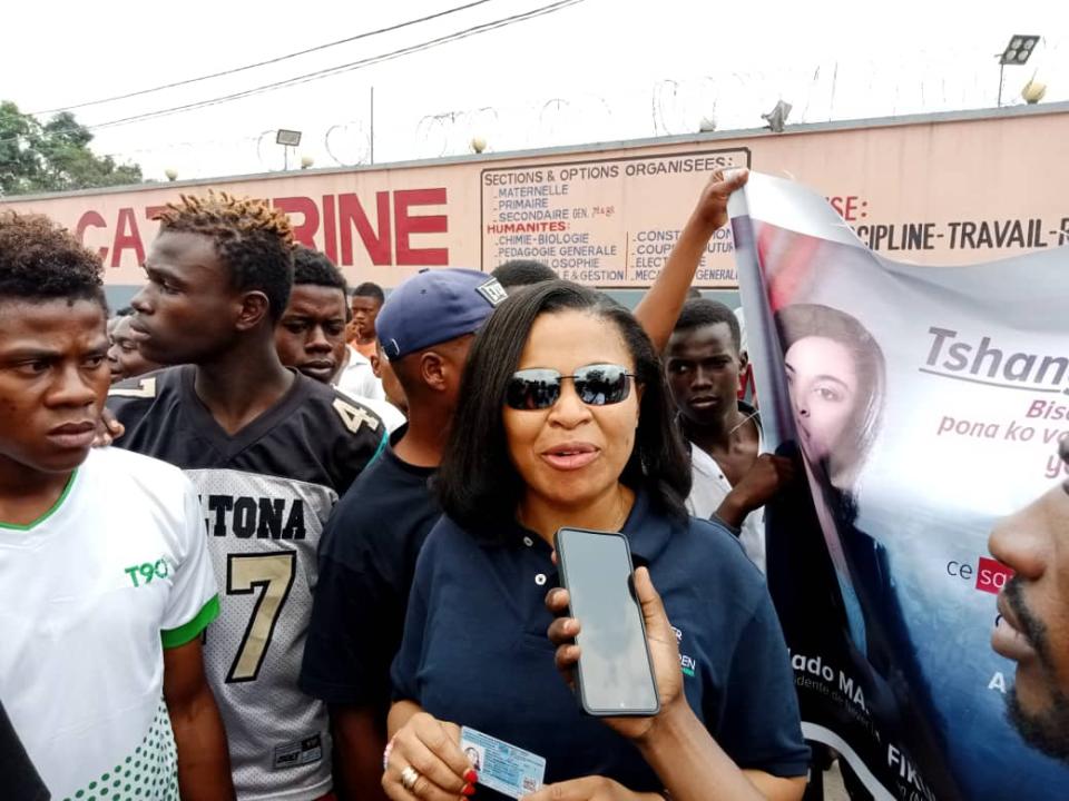 Mado Madiya sensibilise la population de Tshangu après avoir obtenue sa carte d'électeur