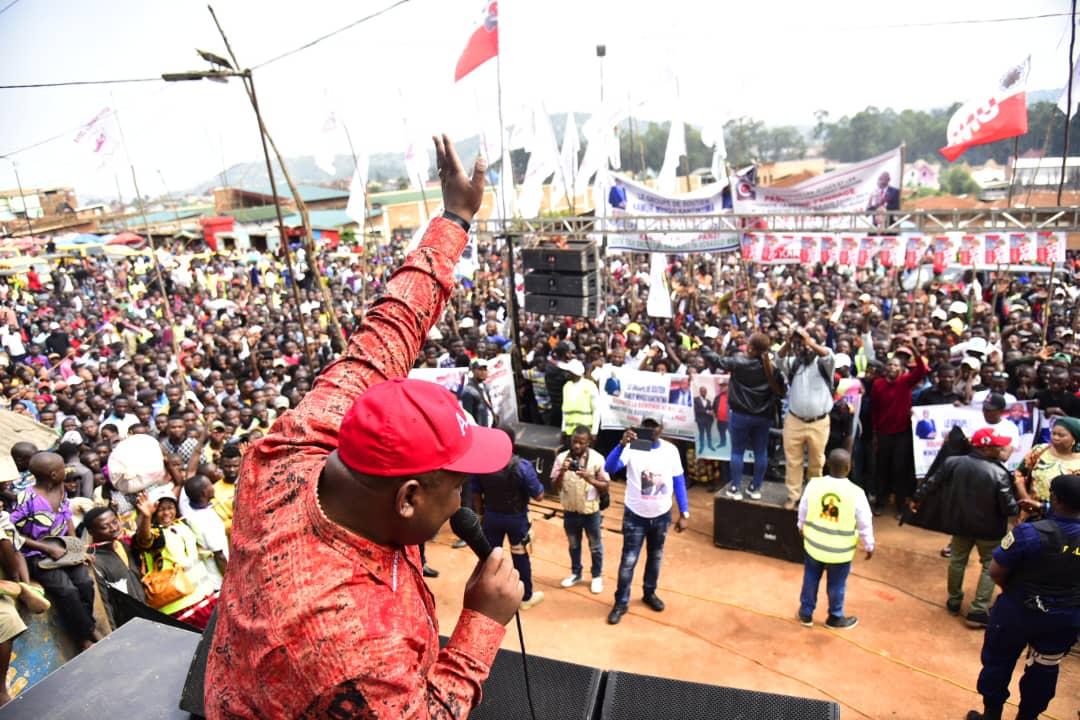 Aimé Boji Sangara devant la population de Panzi, à Bukavu