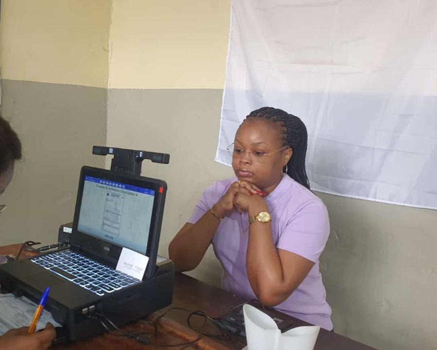Christelle Muabilu,DGA de l'OCC, a accompli son devoir civique, en obtenant sa carte d'électeur