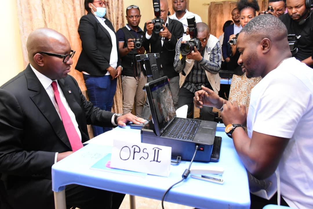 Le Premier ministre, Sama Lukonde dans la salle d'inscription pour l'enrôlement, mercredi 25 25 janvier 2023, à Lubumbashi