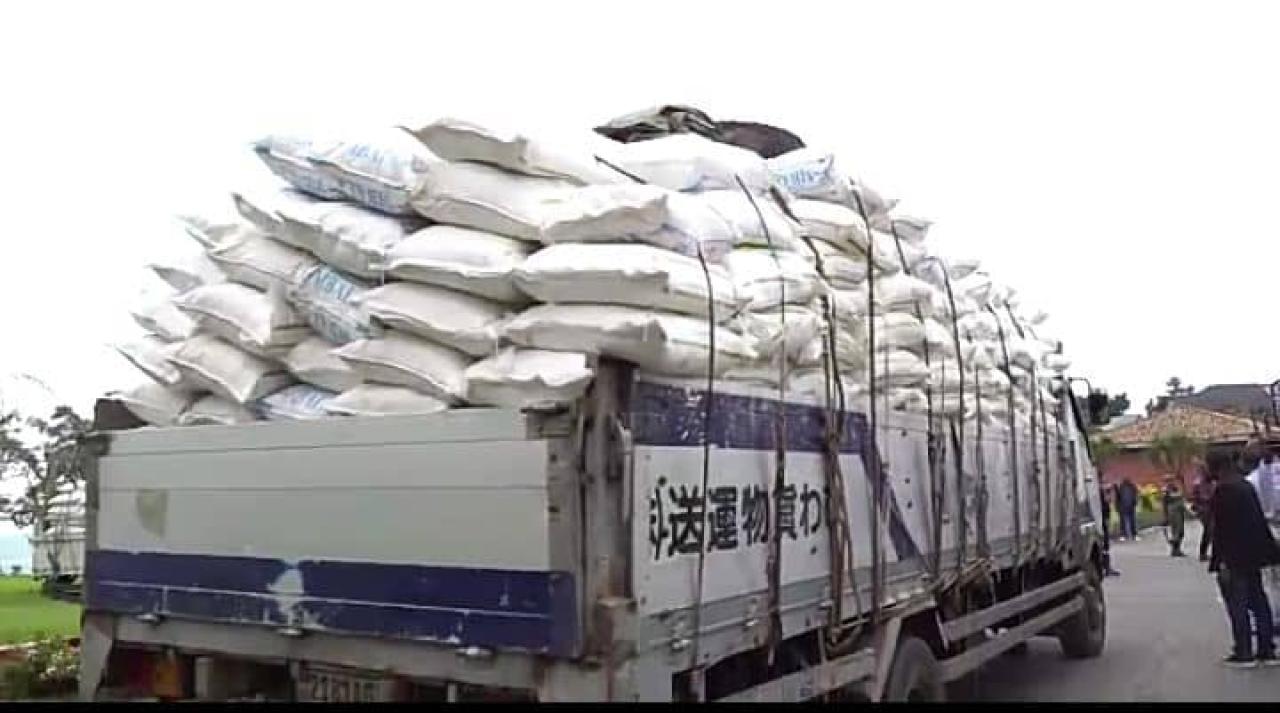 Un camion transportant de tonnes de sacs remis par le gouvernement central aux déplacés de guerre de Mushagara