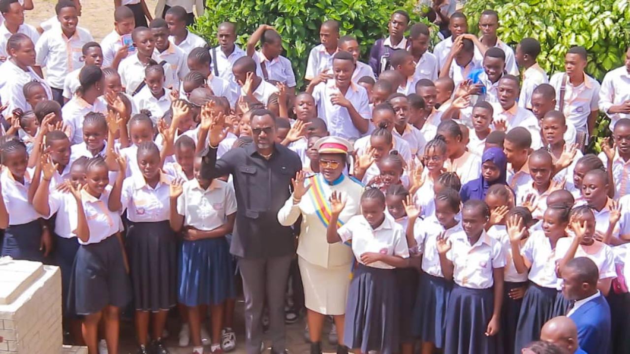 Le ministre de l'EPS Tony Mwaba Kazadi pose avec la Maire de Muanda et un échantillon des élèves de la ville côtière