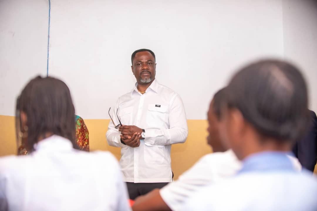 Le ministre assiste au déroulement d'un cours dispensé dans une école à Boma