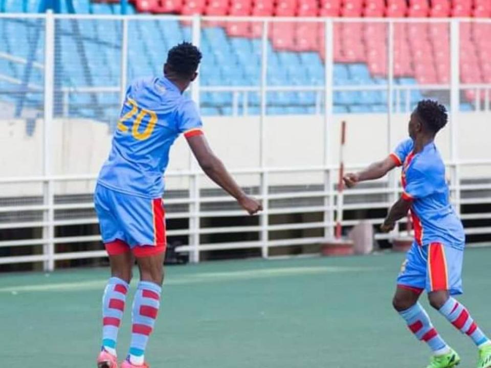 Ikangalombo et Mwamba en pleine célébration d'un but, au stade des martyrs de Kinshasa. [Photo d'illustration]