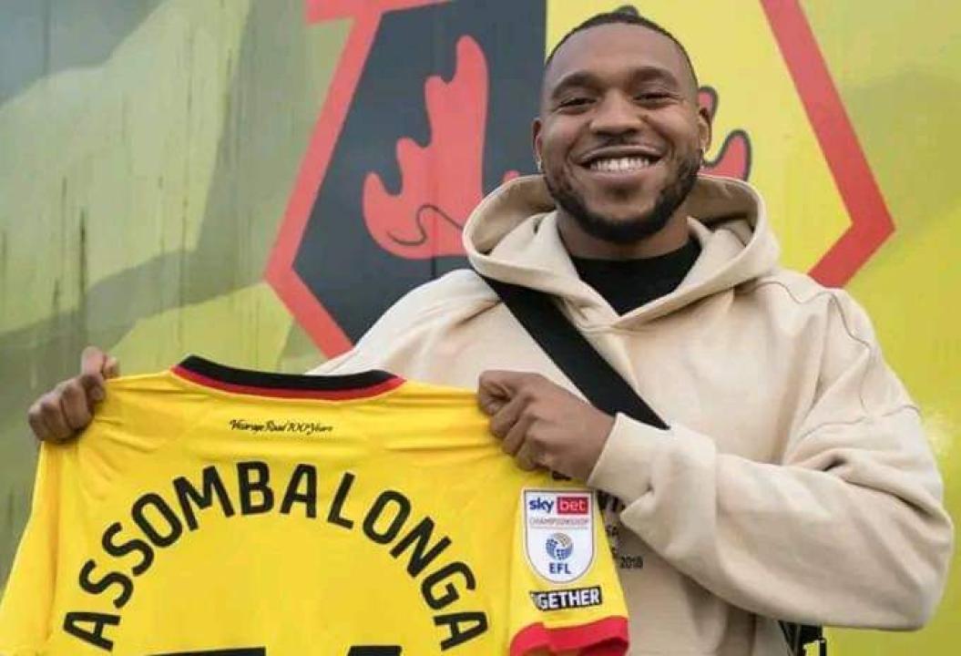Britt Assombalonga après sa signature de contrat à Watford FC.