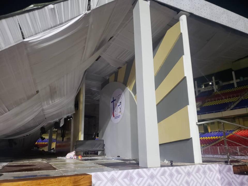 Le podium papal érigé au stade des martyrs touché par un vent violent
