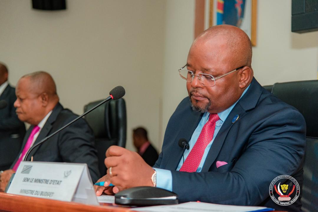 Le MinÉtat du budget, Aimé Boji Sangara, participe à l'atelier de reclassement des organismes