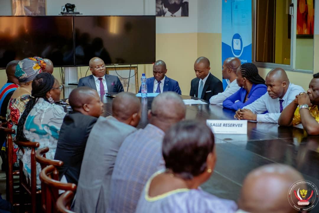 Le collectif des députés provinciaux de la RDC et le Directeur de cabinet du Premier ministre au cours d'une réunion à la Primature, lundi 06 février