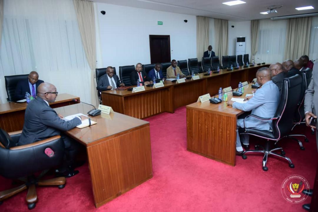 Le Premier ministre, Sama Lukonde et quelles membres du gouvernement en réunion