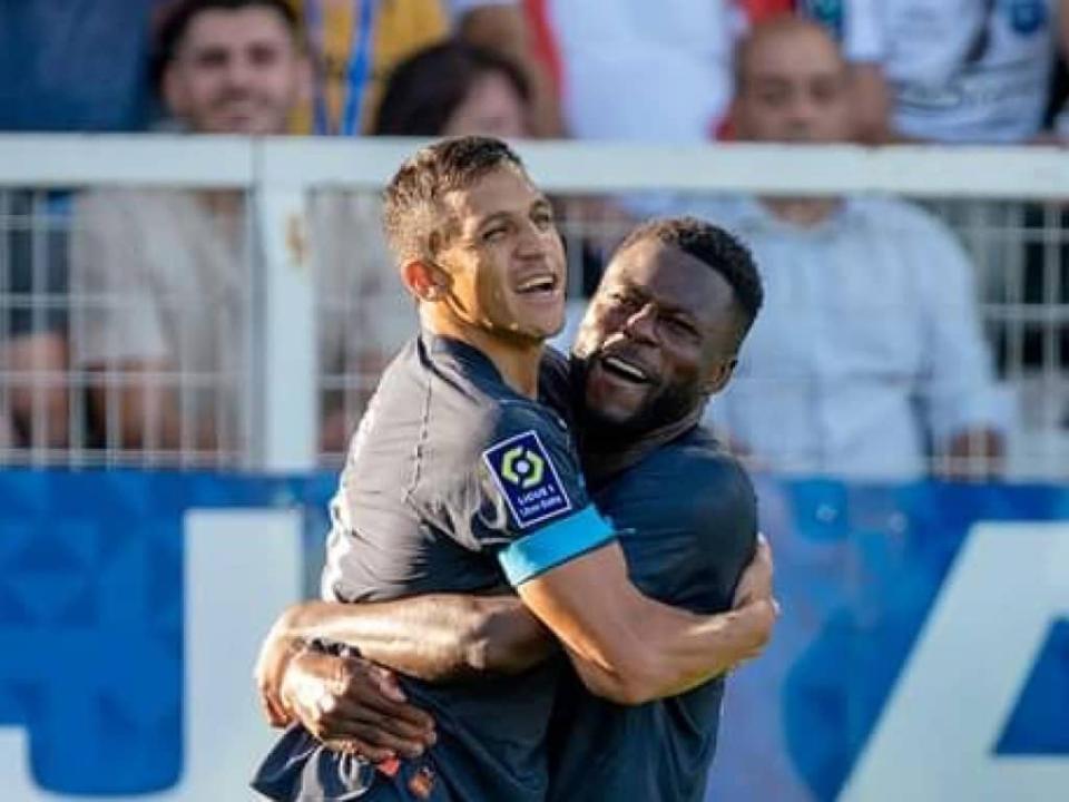 Chancel Mbemba en pleine célébration d'un but avec Alexis Sanchez. [Photo d'illustration]