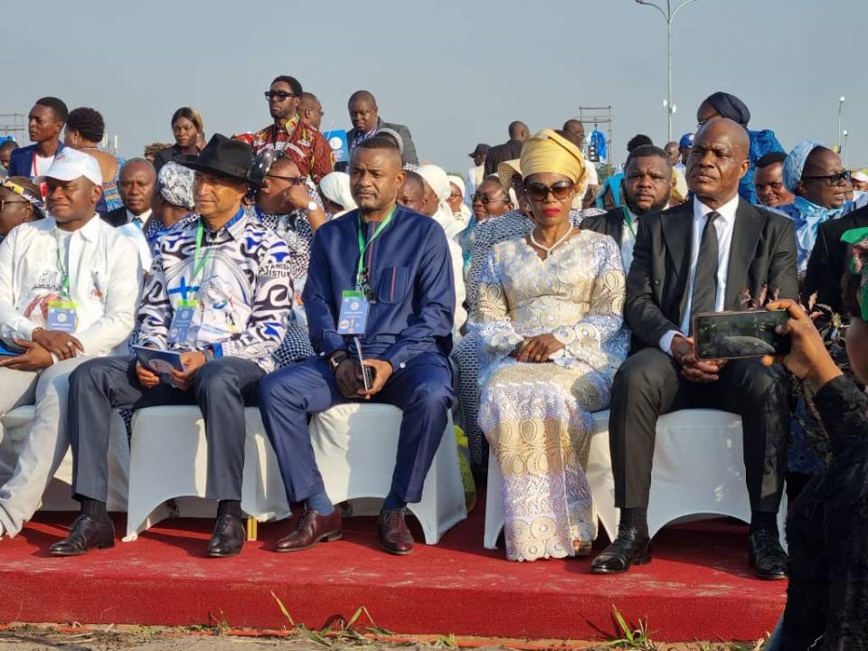Le couple Fayulu lors de la messe papale à Kinshasa à côté de Moïse Katumbi