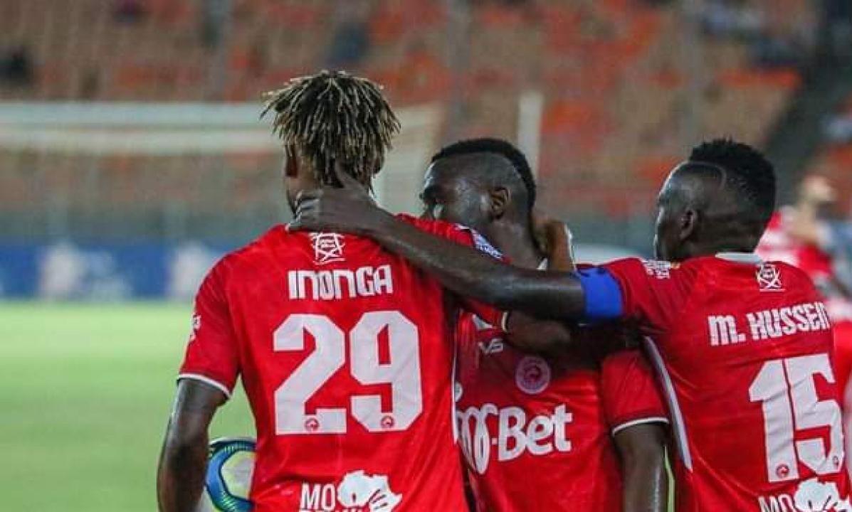 Henock Inonga en pleine célébration d'un but avec ses coéquipiers de Simba SC. [Photo d'illustration]