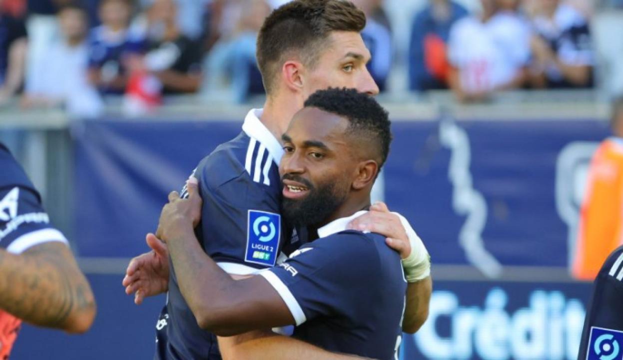 Vital Nsimba en pleine célébration d'un but avec son coéquipier de Bordeaux.