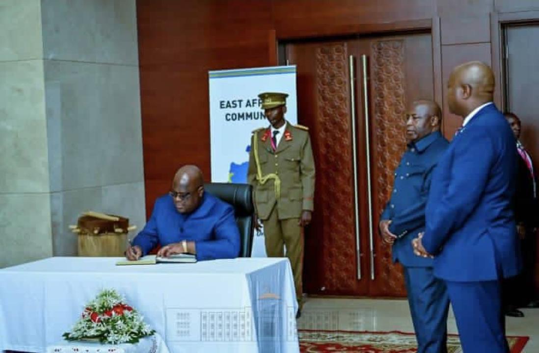 Le président Félix Antoine Tshisekedi signant sur le communiqué final du sommet extraordinaire des chefs d'états de l'EAC ce samedi 04 février 2023 à Bujumbura.