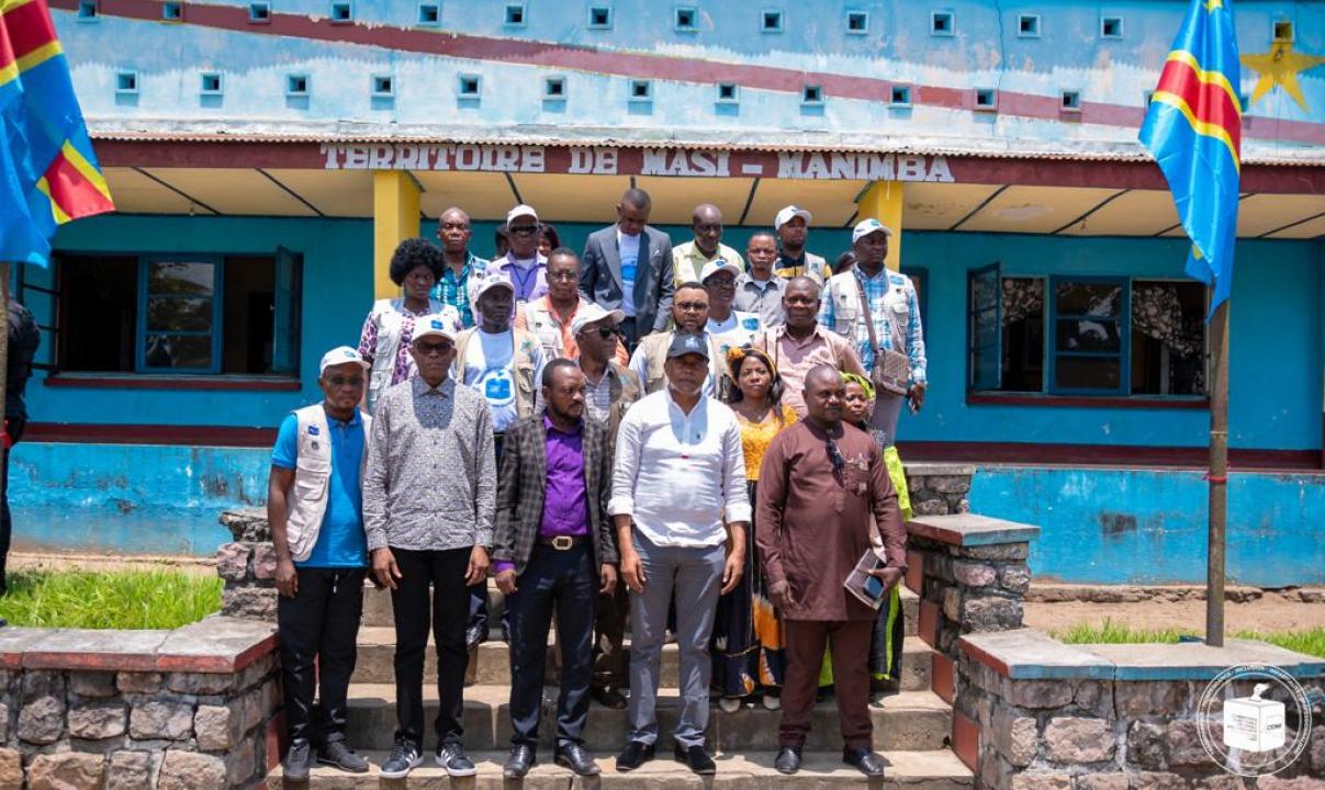Le Président de la CENI, Denis Kadima avec l'équipe de la centrale électorale à Masi-Manimba