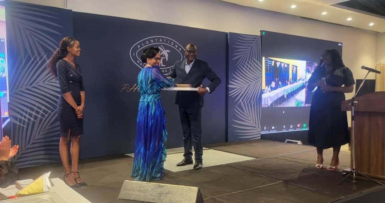 Un des lauréats reçoit de Monique Gieskes, DG de la société Plantations et Huileries du Congo (PHC) son prix