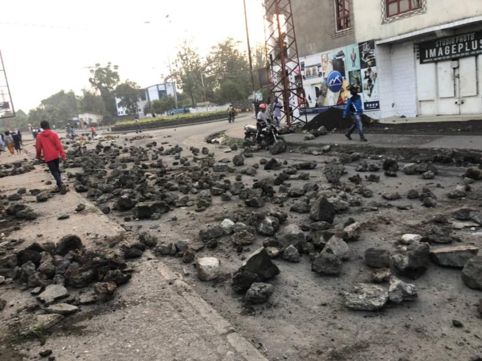 Les manifestants jettent des pierres sur les principales routes de la ville de Goma