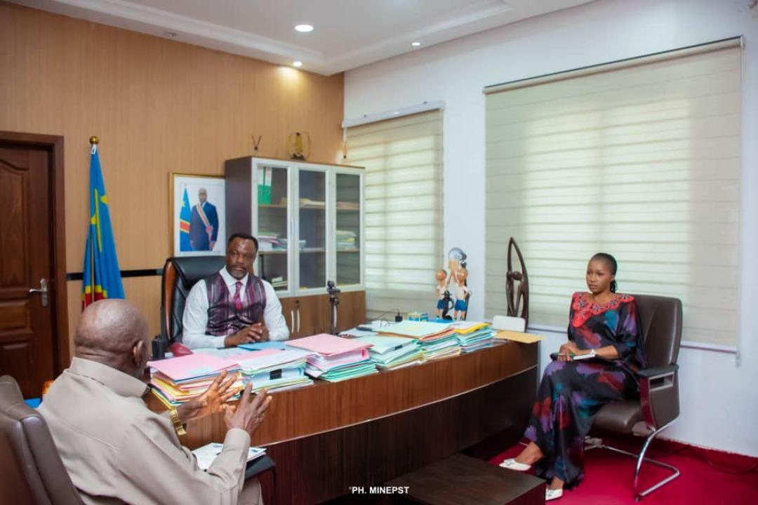 Le ministre de l'EPST, Tony Mwaba au cours d'une séance d'évaluation annuelle des performances des directeurs, inspecteurs et conseillers du cabinet de son ministère