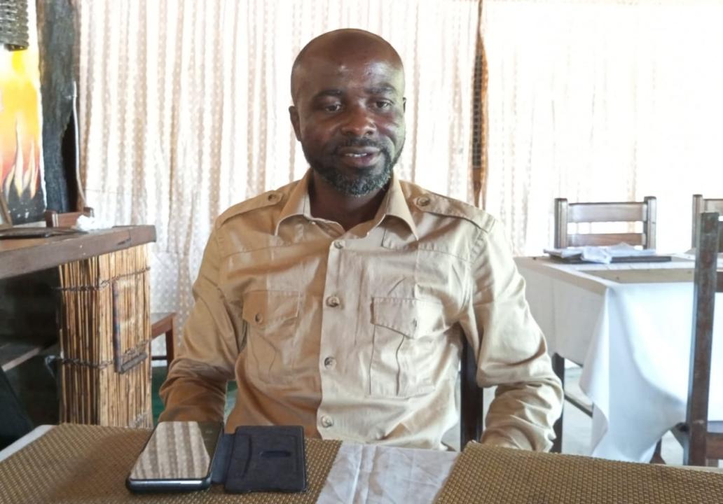 Maître Benjamin Muzeka Wanzi devant la presse
