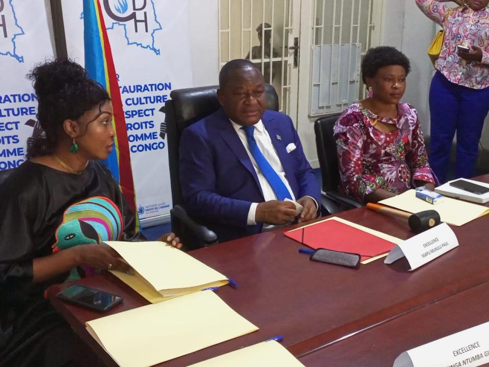 Paul Nsapu Mukulu, Président du Bureau Provisoire du CNDH, entouré de deux autres membres de son bureau