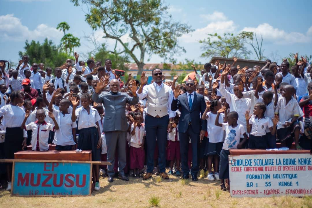 Le ministre de l'EPST, Tony Mwaba entouré des élèves au cours d'une journée de lancement de la campagne "Pas une école sans banc" au Kwango