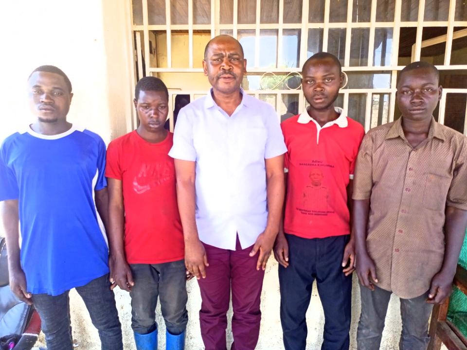 Les quatre otages des ADF remis à la coordination urbaine de la sociv Beni par les FARDC ce mercredi 08/02/2023 (deux à gauche et deux autres à droites)