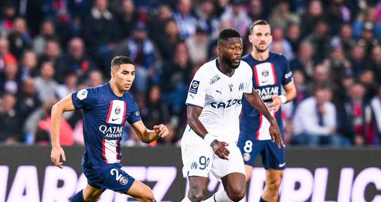 Chancel Mbemba en duel avec Hakimi.
