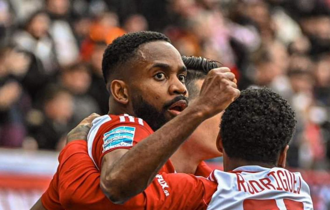Cédric Bakambu en pleine célébration d'un but avec ses coéquipiers de l'Olympiakos.