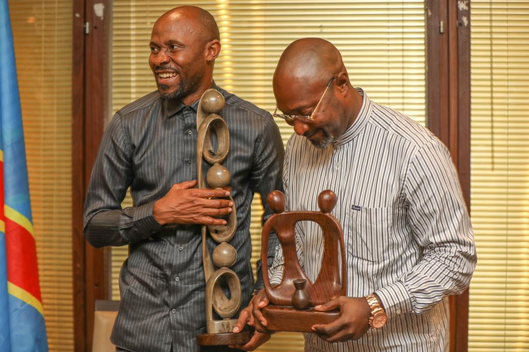 Patrick Muyaya et Jésus-Noël Sheke reçoivent leurs prix. Une récompense de la presse kinoise.