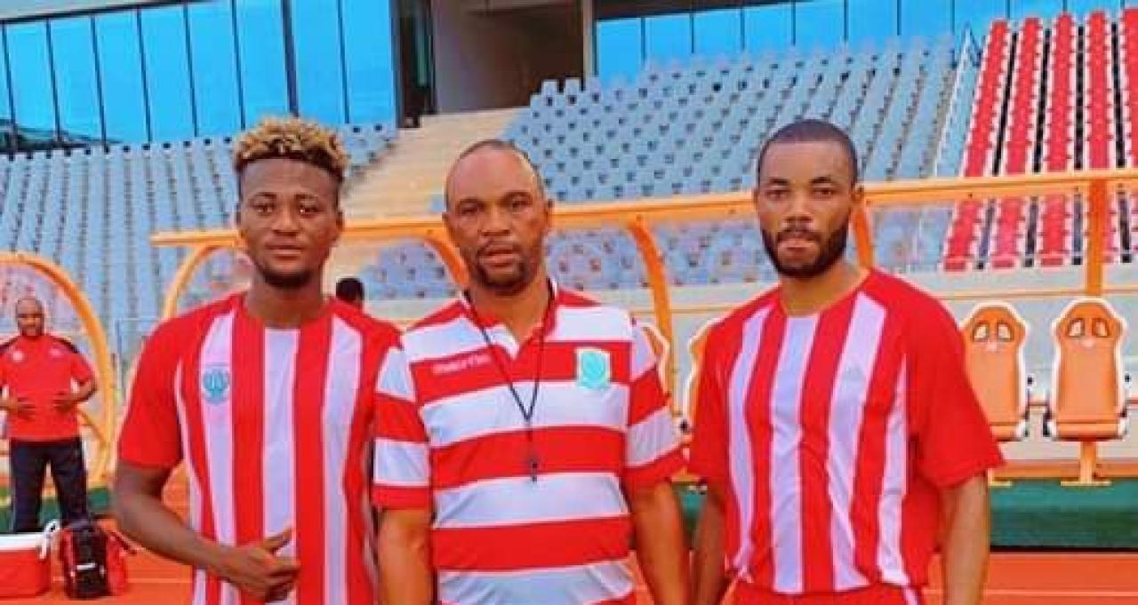 Un membre du staff technique et deux joueurs du DCMP, au stade de Yamoussoukro.