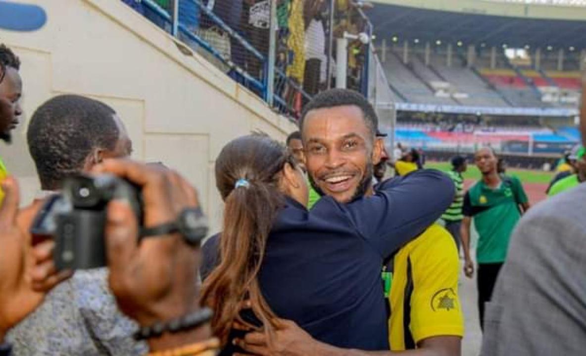 La présidente de coordination de VClub, Bestine Kazadi en accolade fraternelle avec le milieu de terrain vclubien, Peter Mutumosi. [Photo d'illustration]